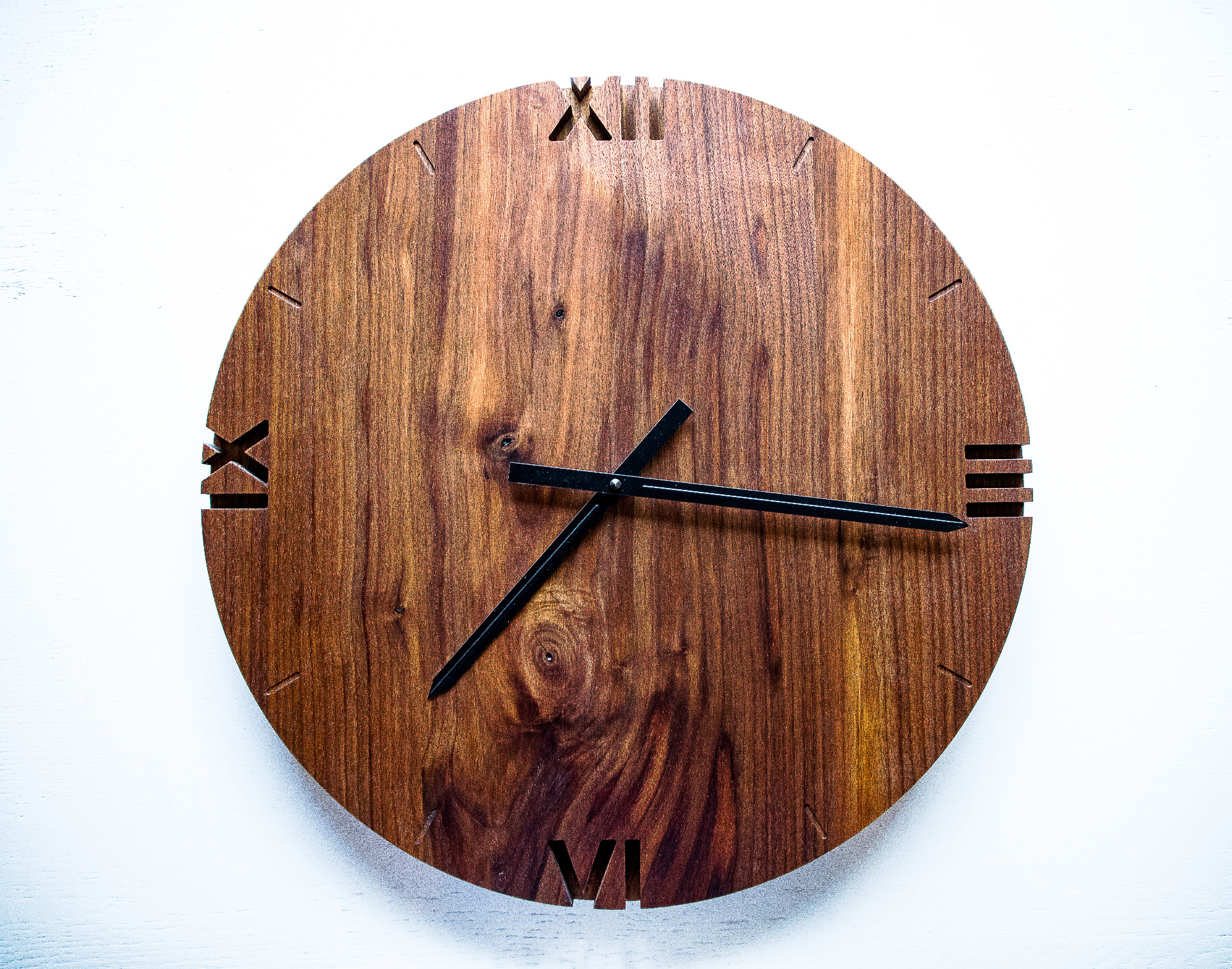dřevěné nástěnné hodiny 