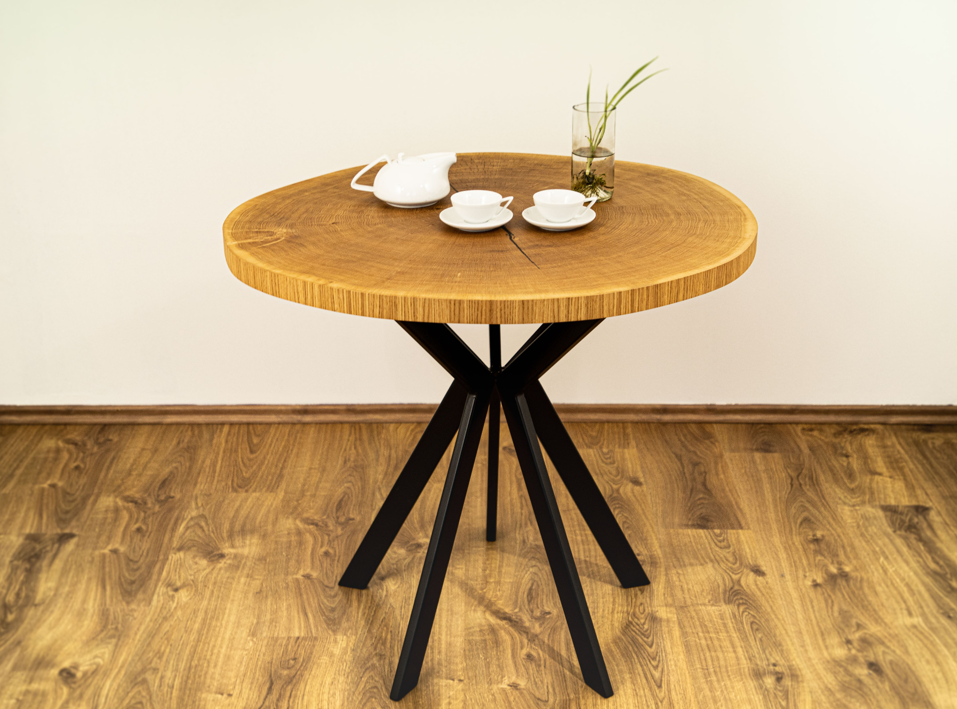 dřevěný stůl dub